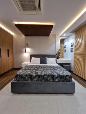 Luxury Gold Crest Apartment